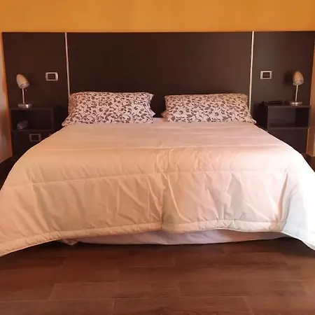 Artemide Campigliano מלון *
